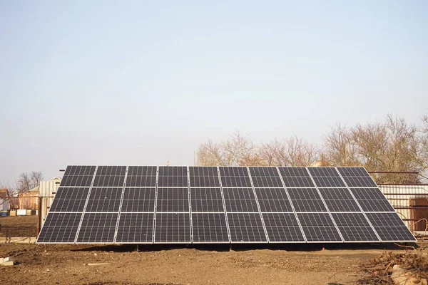 Новые солнечные батареи, площадка в сельском саду . — стоковое фото