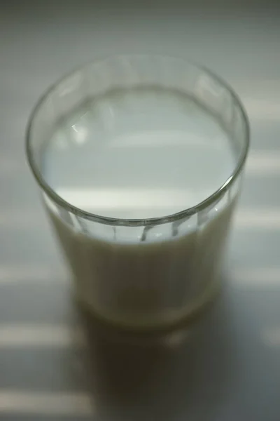 Vaso de leche sobre la mesa, enfoque selectivo suave . —  Fotos de Stock