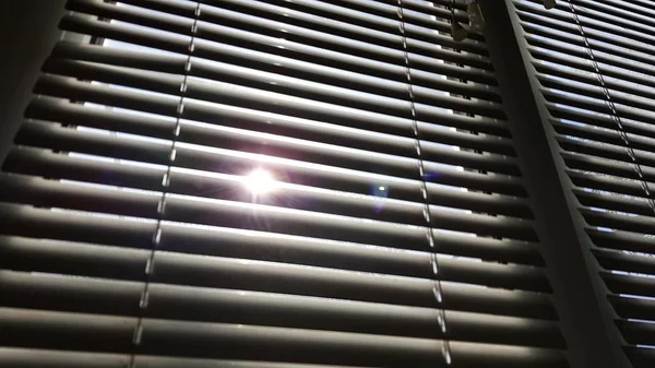 Slunce Svítí Venku Okno Zavřenými Žaluziemi Tmavé Místnosti — Stock fotografie