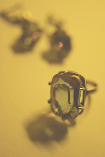 Silver ring and earrings with a big stone mystic topaz on a table. — Stock Photo, Image