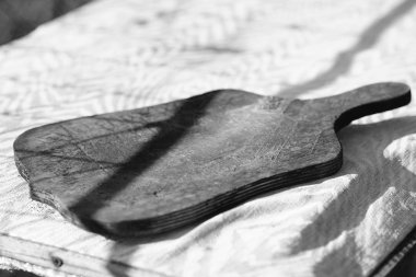 Güneşli masada eski ahşap tahta. Sahte fotoğraf..