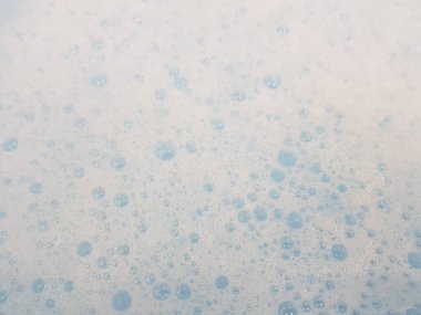 Mavi sularda fokurdayan köpüklü beyaz köpük..