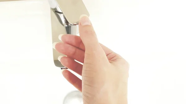 Close-up female hand uses a water tap. — Stock Photo, Image