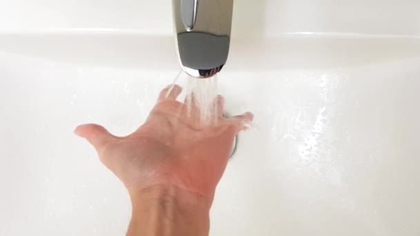 Vrouwelijke Hand Close Met Stromend Water — Stockvideo
