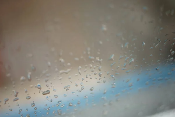 Ventana húmeda con gotas de lluvia, enfoque selectivo . — Foto de Stock