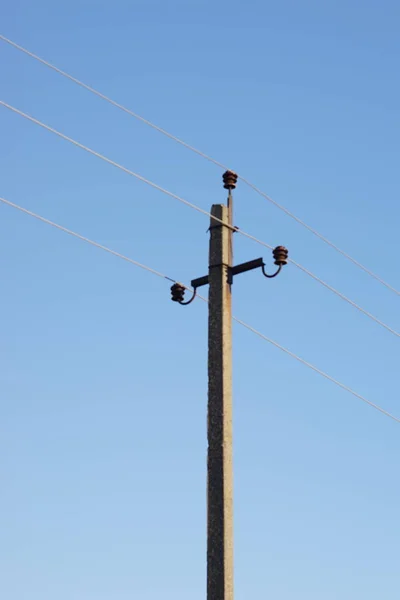 Eine Stromleitung im blauen Himmel — Stockfoto