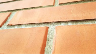 Gri dikişli kırmızı tuğla duvar, yakın görüş.