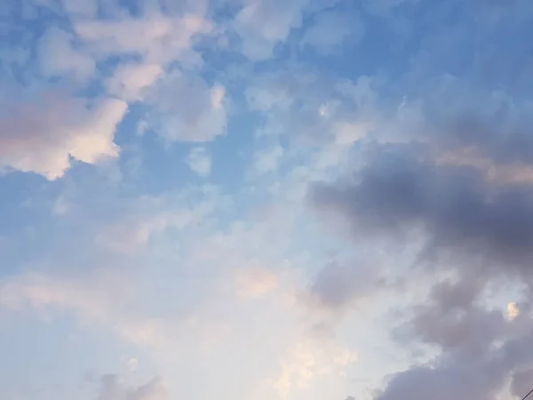 Céu azul com nuvens roxas brancas ensolaradas — Fotografia de Stock