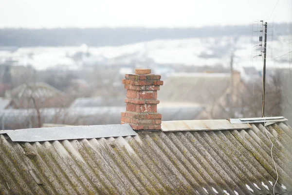 Chimenea en ladrillos rojos en el viejo techo rural —  Fotos de Stock