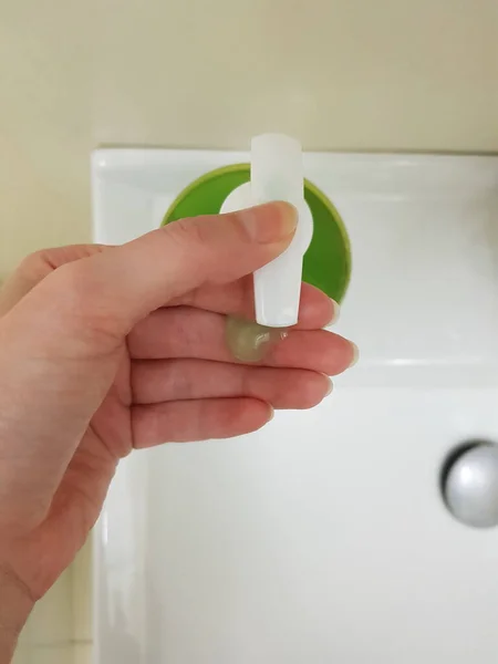 Fingers with green cleanser gel. Female hand push on soap bottle. — Stock Photo, Image