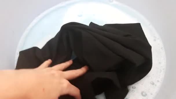 Una Mano Femenina Pone Una Cosa Sucia Lavabo Azul Con — Vídeo de stock