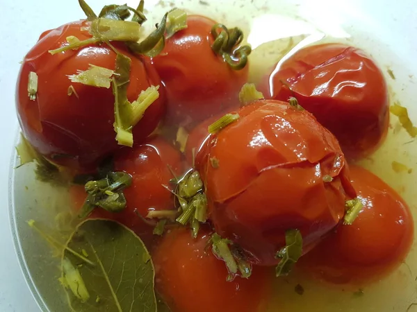 Tomates marinées dans un bol en verre gros plan — Photo