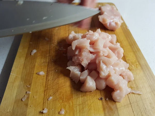 Schneiden mit dem Messer Scheiben Hühnerfleisch, Geflügelfilet — Stockfoto