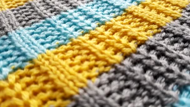 Closeup listrado suéter fundo em azul, cinza, listras amarelas — Vídeo de Stock