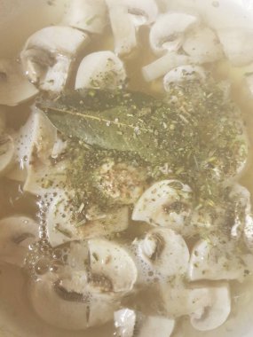 Dilimlenmiş şampiyonlar, defne yaprağı ve onunla kaynar suda kaynatılır.