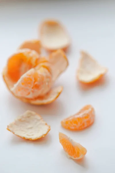 Mandarina Naranja Madura Con Rodajas Cáscara Sobre Una Mesa Blanca — Foto de Stock