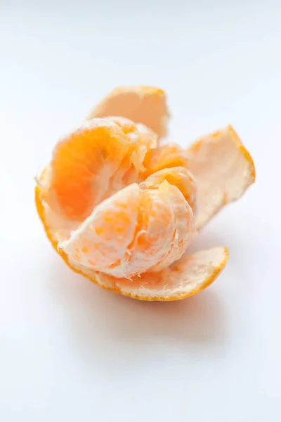 Mandarina Naranja Madura Con Cáscara Abierta Sobre Una Mesa Blanca — Foto de Stock