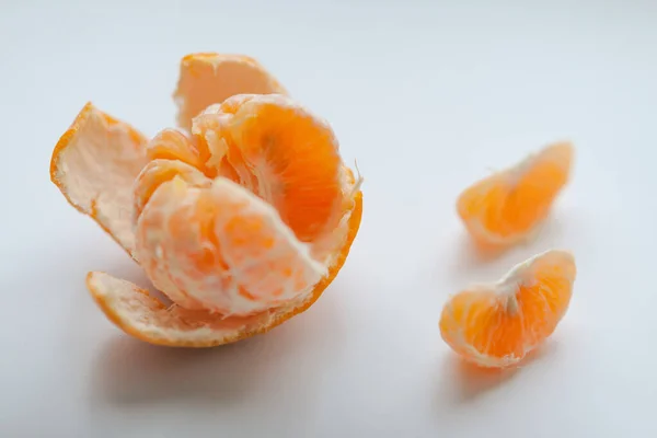 Mandarina Naranja Madura Con Rodajas Cáscara Sobre Una Mesa Blanca — Foto de Stock