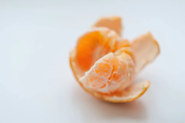 Mandarino Arancione Maturo Con Fette Buccia Tavolo Bianco Morbida Sfocatura — Foto Stock