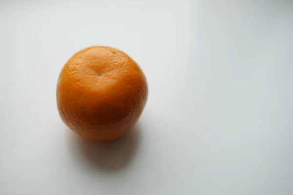 Una Mandarina Naranja Madura Una Cáscara Sobre Mesa Blanca — Foto de Stock