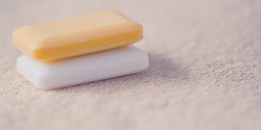 Kahverengi havluda iki kalıp sabun. Yan görünüm