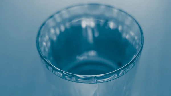 Vaso Lleno Agua Primer Plano Tonalidad Azul Enfoque Selectivo — Foto de Stock