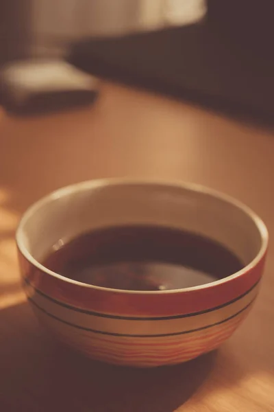 Große Abgerundete Schüssel Mit Schwarzem Tee Sonniger Bürotisch — Stockfoto