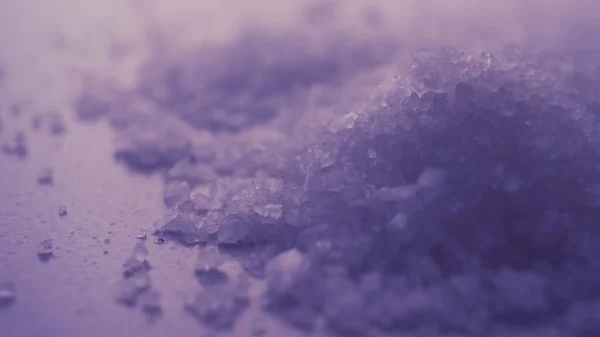 桌上放海盐 紫色调 — 图库照片