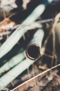 Eski mavi paslı boru yığınla yakın plan, seçici odak