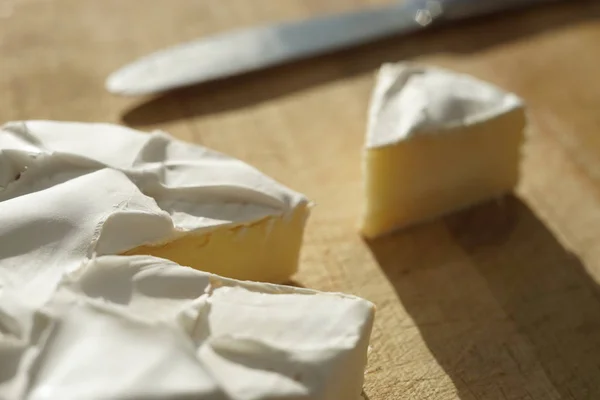 Queso Camembert Con Una Rebanada Triangular Cuchillo Sobre Una Tabla —  Fotos de Stock
