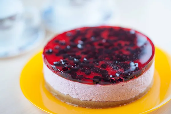 Tarta Queso Grosella Sin Cortar Plato Naranja Sobre Una Mesa —  Fotos de Stock