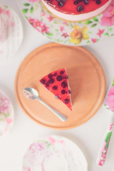 黑莓芝士蛋糕片和勺子在圆形木板上 两杯茶 茶碟放在白桌上 芝士蛋糕配黑莓顶部视图 — 图库照片