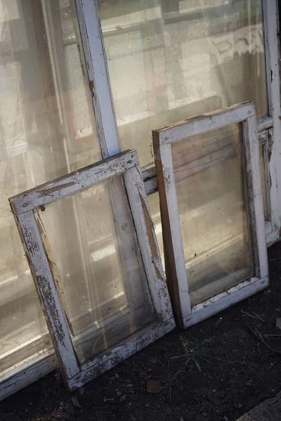 Stará Špinavá Okna Bílými Dřevěnými Rámy Odstraněnými Otvorů Během Opravy — Stock fotografie