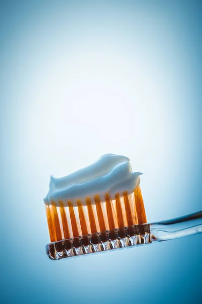 Escova Dentes Plástico Com Pasta Dentes Branca Fundo Azul Vista — Fotografia de Stock