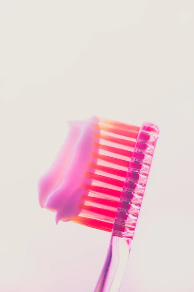 Escova Dentes Plástico Rosa Com Uma Pasta Dentes Branca Fundo — Fotografia de Stock