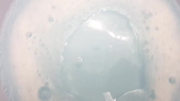 Вода и белая пена с маленькими пузырьками кружится . — стоковое видео