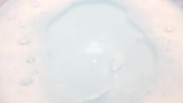 Rotation de l'eau et bulle blanche de mousse . — Video