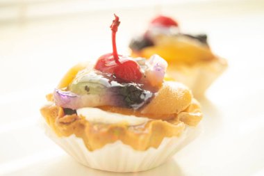 Masada meyveli ve kirazlı kek sepeti.