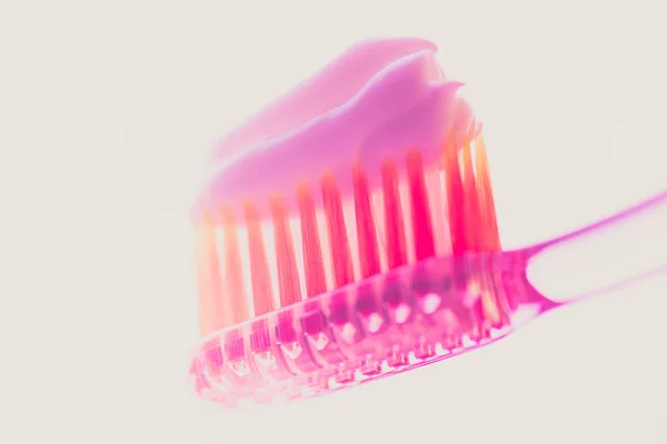Escova Dentes Plástico Rosa Com Pasta Dentes Morango Fundo Isolado — Fotografia de Stock