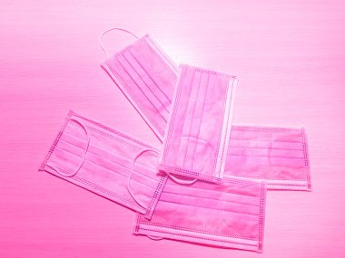 Masada tıbbi maske var. Üst Manzara. Pembe ton