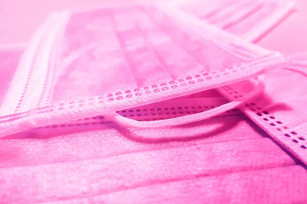 Розовые Медицинские Маски Столе Вид Сбоку — стоковое фото