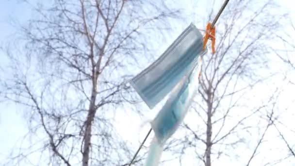 Blaue Medizinische Gesichtsmasken Hängen Einer Wäscheleine Mit Wäscheklammern Gegen Den — Stockvideo