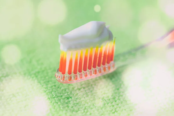 Escova Dentes Plástico Laranja Com Pasta Dentes Branca Uma Toalha — Fotografia de Stock