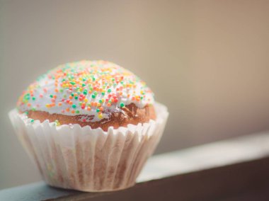 Beyaz kağıda sarılı küçük paskalya keki.