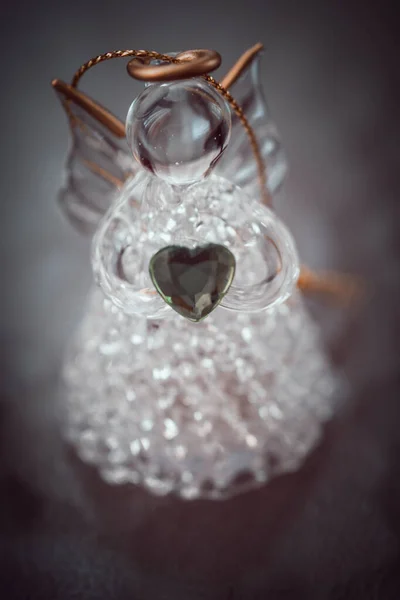 Glasengel Mit Herz Auf Der Dunkelbraunen Vignette — Stockfoto