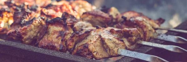 Gegrilde Kebab Koken Metalen Spies Geroosterd Varkensvlees Gekookt Bbq Closeup — Stockfoto