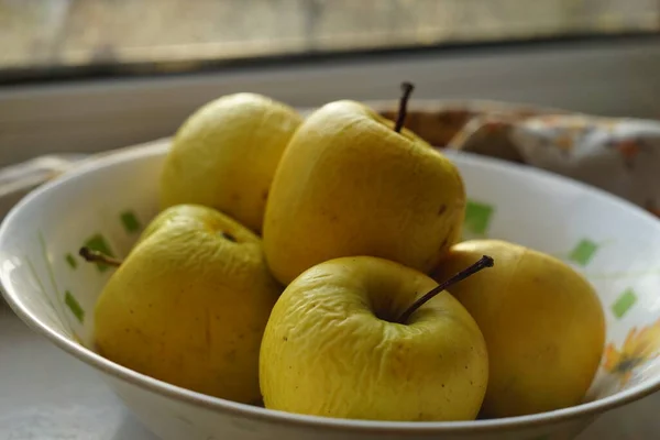 Naturalne Żółte Jabłka Talerzu Parapecie Zbliżenie — Zdjęcie stockowe
