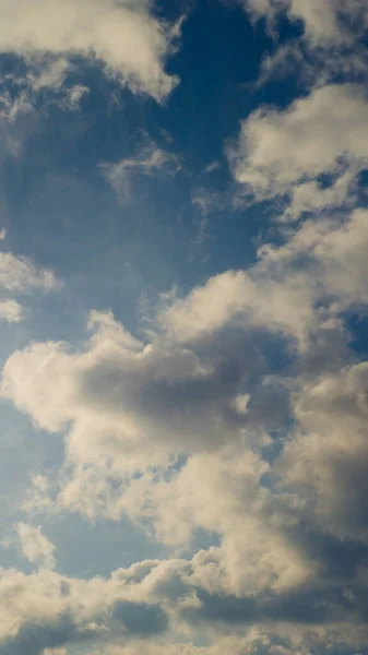 Kék Napfényes Fehér Szürke Felhőkkel — Stock Fotó