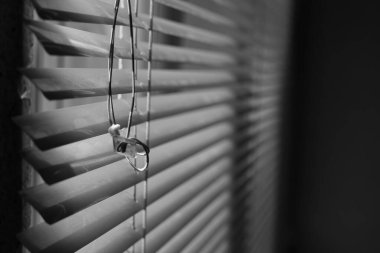 Eski ipli yatay metal bir külüstür. Kör arka plan. Sahte fotoğraf..