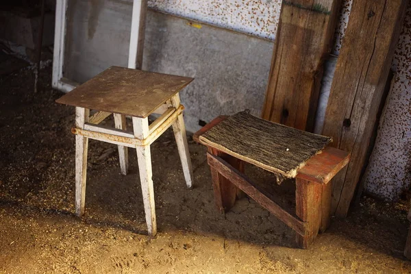 Dvě Staré Nízké Dřevěné Židle Venkovském Dvoře Zemi — Stock fotografie